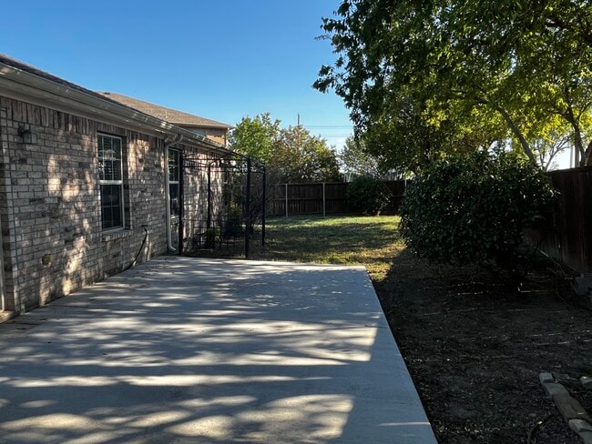 Building Photo - 1600 Knight Trail