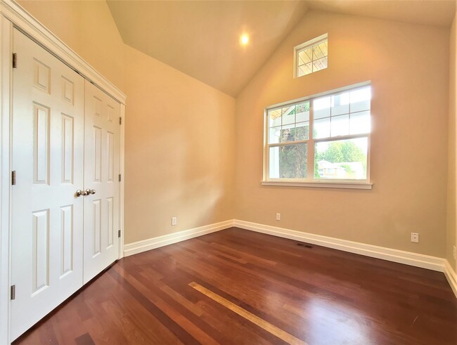 Building Photo - Luxurious 4 Bed/2.5 Bath Lynnwood Home - Available Now!