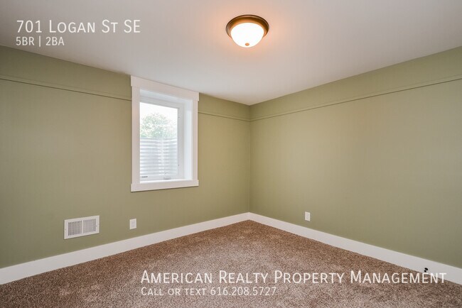 Building Photo - 701 Logan St SE