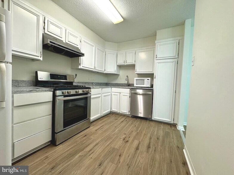 Building Photo - 1300 Army Navy Dr