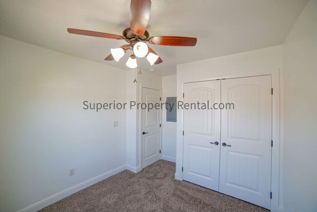 Building Photo - 3 bed, 2.5 bath townhouse with new paint and carpet