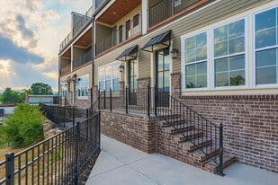 Building Photo - 829 S Greenwood Ave
