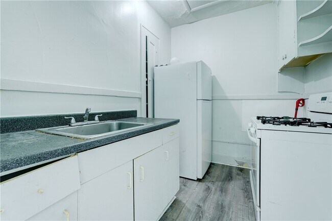 Building Photo - 85 Mapledale St