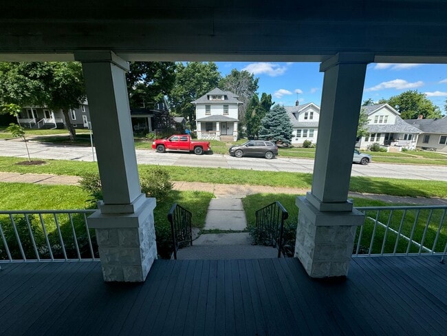 Building Photo - Updated 2 Bedroom Home in Moline | Fenced Yard | Central Air | Dishwasher