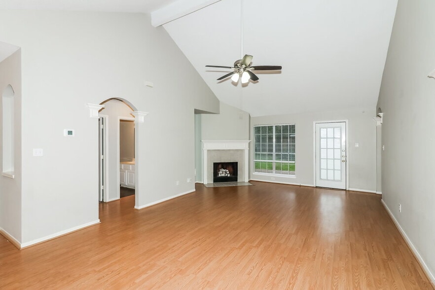 Building Photo - 607 Loggers Chase Ct