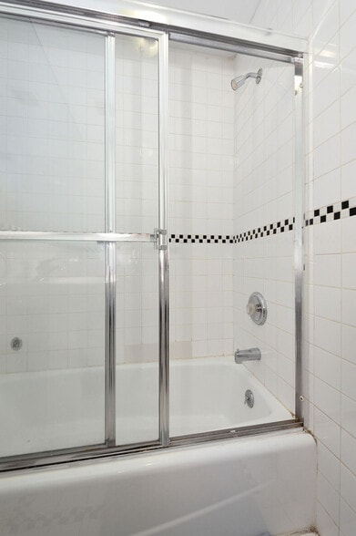 Building Photo - 692 10th Ave