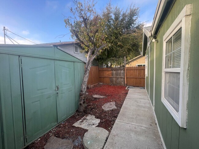 Building Photo - Tucked Away Antioch Home!