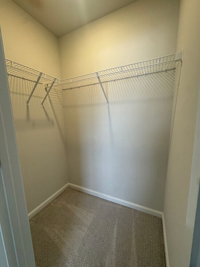 Building Photo - Beautiful & Spacious Home for Rent