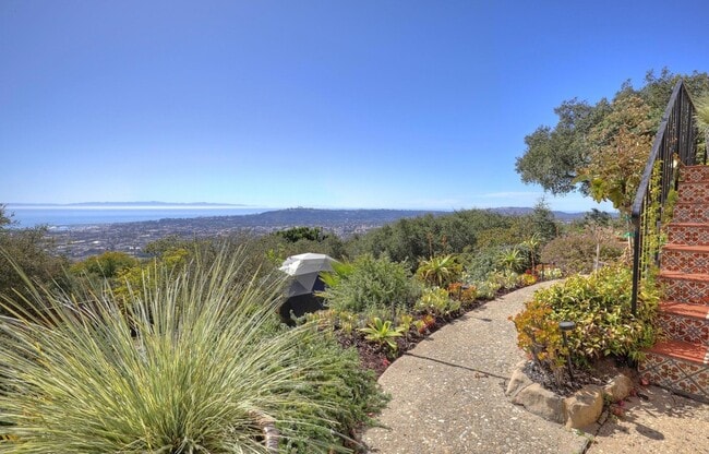 Building Photo - 940 Arbolado Rd