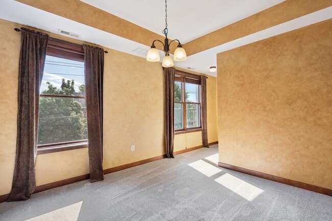 Building Photo - 1 BR/1 BA Crocus Hill Charmer!