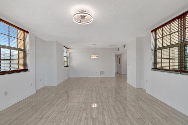 Building Photo - 610 Clematis St