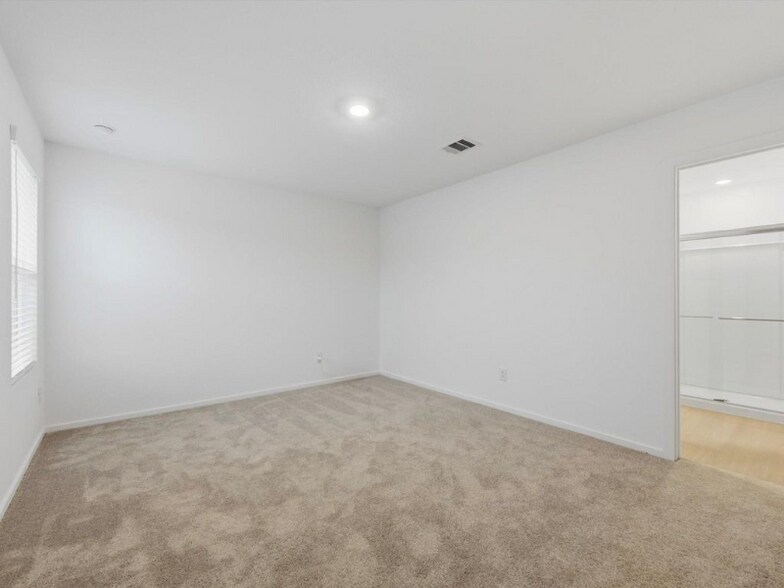 Building Photo - 25409 Carnation Ct