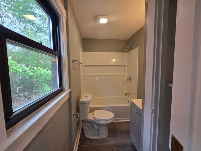 Building Photo - Newly updated 3 bedroom 1 bath house in Upper Hill!