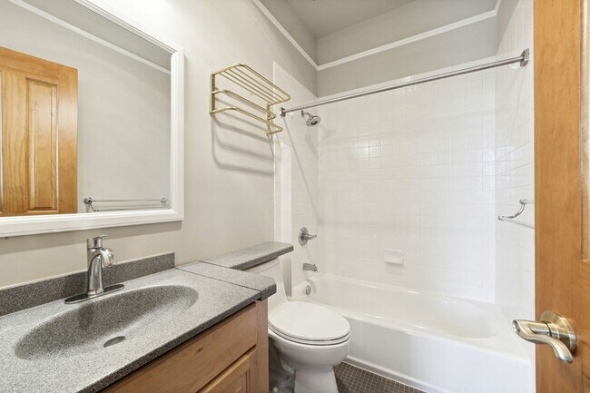 Building Photo - Available Now! 2 Bed/2 Bath With Parking I...