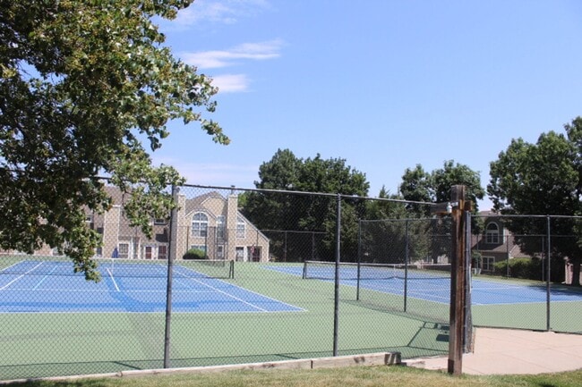 Building Photo - Gorgeous 2 Story End Unit in Lakewood!
