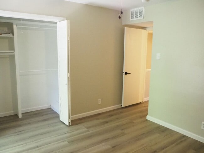Building Photo - 962 S Weatherred Dr