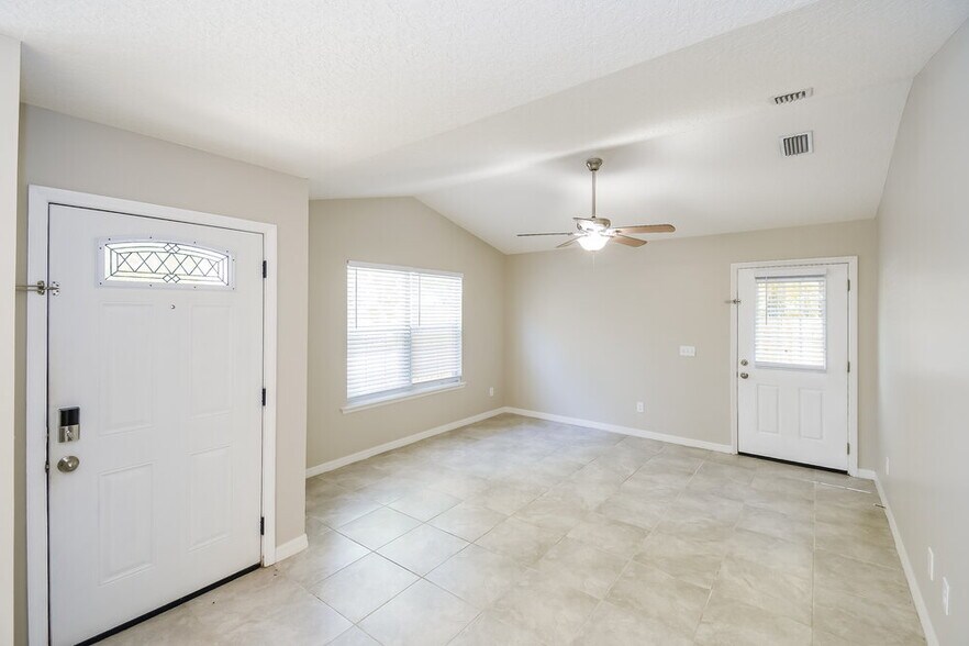 Building Photo - 1040 W 7th St