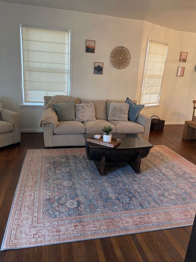 Building Photo - Great short term stay property! Nightly to monthly stays available!!