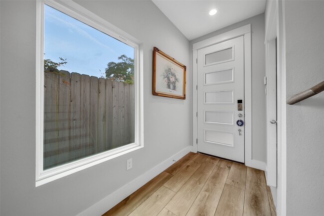 Building Photo - 814 Thornton Rd