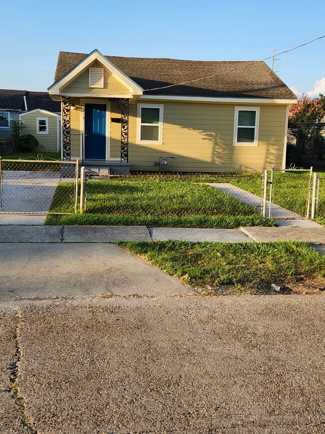 Building Photo - 912 Virgil St