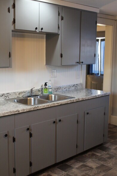 Welcome to 1011 Main St, Apartment B. We have recently renovated both units. As landlords, we have have taken care to make sure this property will be a nice place for someone to rent. We will treat you with respect expect the same in return. Large kitchen runs the width of the apartment. New ... - 1011 Main St