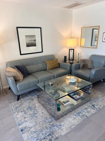 Building Photo - 777 E San Lorenzo Rd