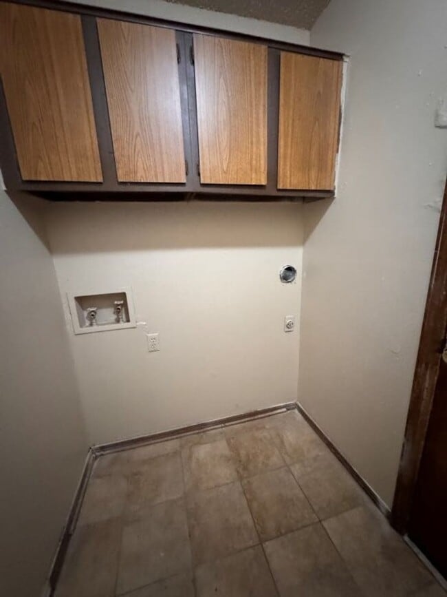 Building Photo - 2 bed duplex with 1 1/2 baths, bonus room and a 1 car garage for lease in SW OKC! (no fenced yard)