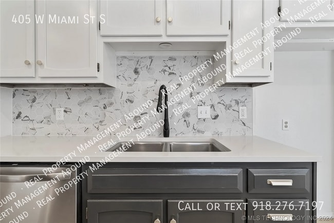 Building Photo - 405 W Miami St