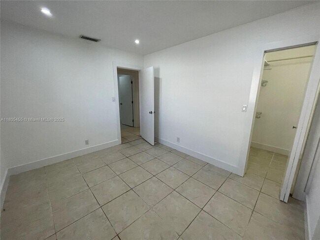 Building Photo - 3033 NW 11th Terrace