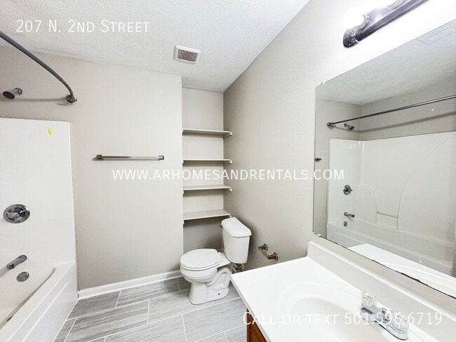 Building Photo - 207 N 2nd St