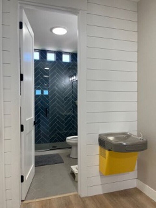 Building Photo - Very Spacious 6 bedroom home with amazing ...