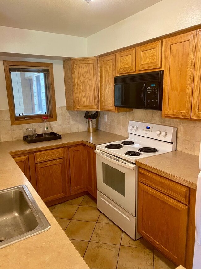 Building Photo - Furnished 2-Bedroom Condo with Great Amenities