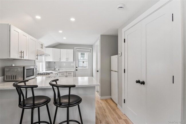 Building Photo - 19 Pine Ln