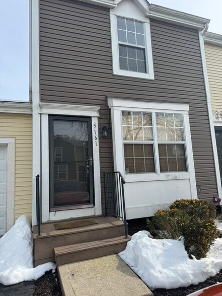 Building Photo - 5161 Singleton Dr