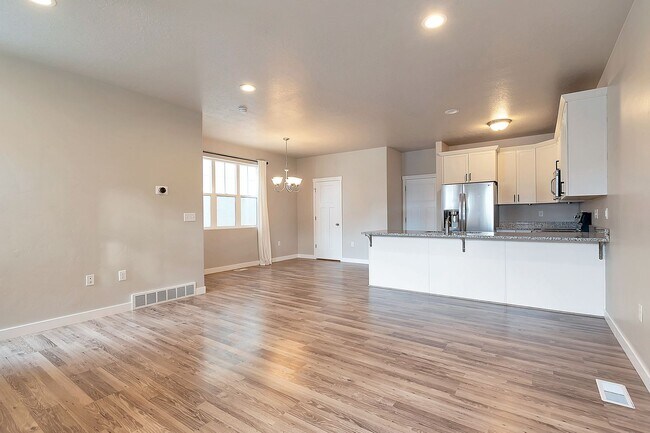 Building Photo - 3 Bed 2.5 Bath Townhome in Bluffdale