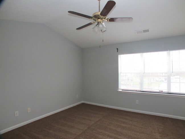 Building Photo - Pristine 2 bedroom, 2.5 bath Townhome located in the Roxborough Community!