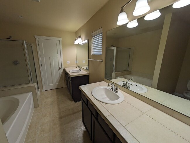 Building Photo - 1077 Hiton Cir
