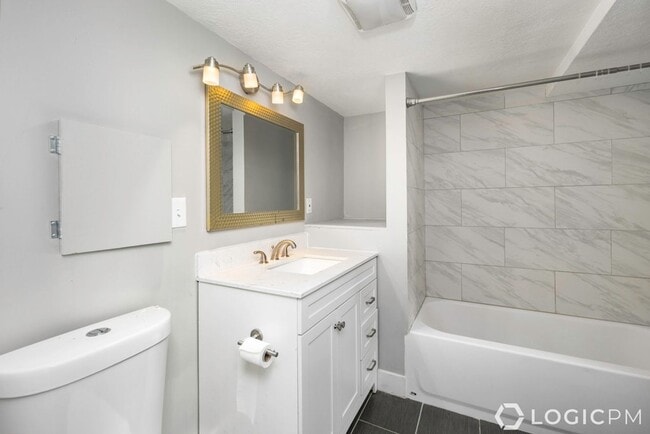 Building Photo - Stunning Single Family Home In Amazing Mou...