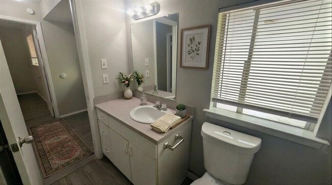 Building Photo - 1711 Burton Dr