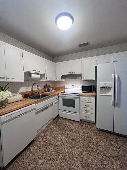 Building Photo - 9840 SW 165th Terrace