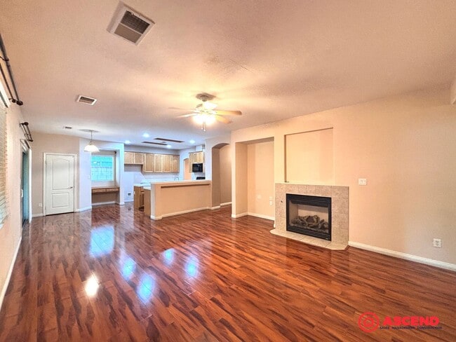 Building Photo - Lovely 5 Bedroom Home In River Oaks Area!