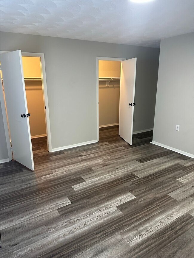 Building Photo - Oversized 3 Bedroom with laundry room & Sp...