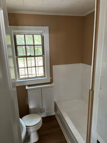 Building Photo - 5852 Byron Ave