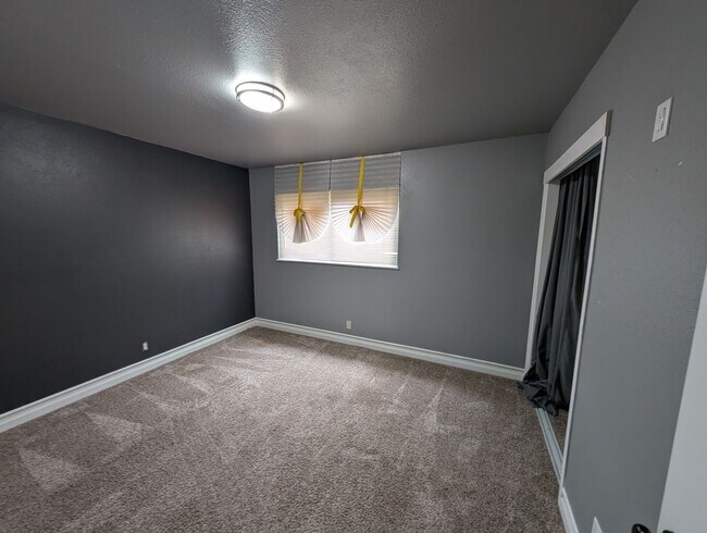 Building Photo - Single Family Home Near Shopping and Schools