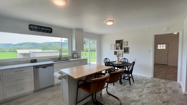 Building Photo - 572 Blacksnake Rd