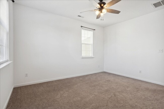 Building Photo - Huntington Pointe