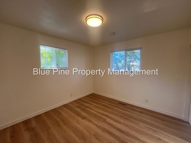 Building Photo - 810 Bergeson Dr