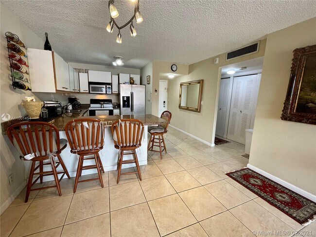 Building Photo - 8005 Lake Dr