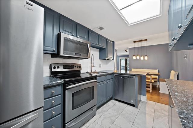 Building Photo - 10203 Regal Oaks Dr