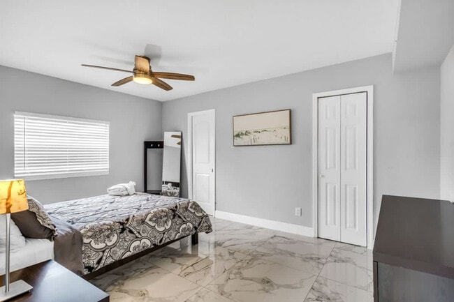 Building Photo - 340 SE 3rd Ct